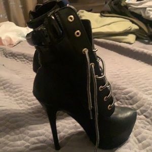 6-inch Stiletto boats ,worn once 8 half women